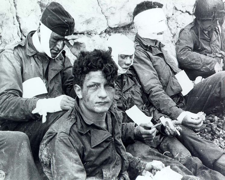 Omaha-Beach-wounded-soldiers